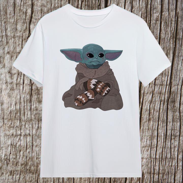 Baby Yoda Bernie Sanders Mittens Meme T-Shirt – Fun Star Wars Gift!